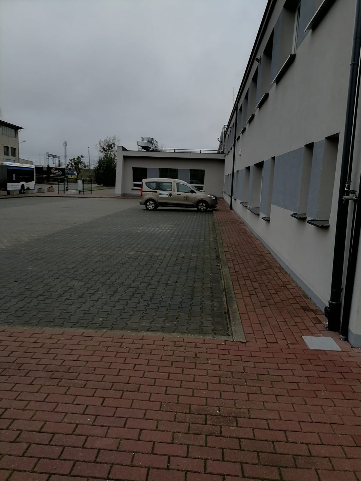 zdjęcia przedstawiają parking i plac przed Urzędem Gminy Wejherowo